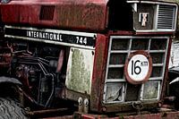 Groen uitgeslagen oldtimer tractor