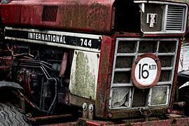 Oldtimer-Traktor im grünen Bereich von Theo Felten