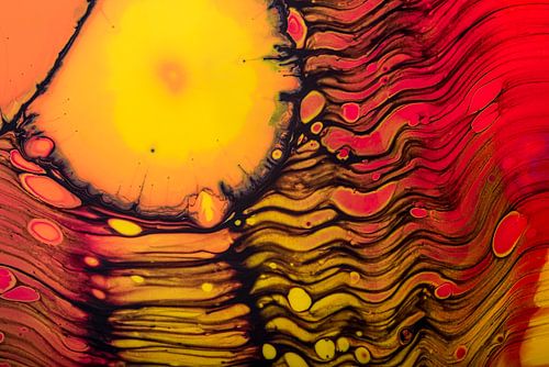 Abstract: Vloeibare warme kleuren, oranje, rood en geel met bruin