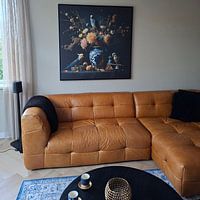 Photo de nos clients: Nature morte de perruches autour d'un vase bleu de Delft avec des fleurs dans le style des maîtres anciens par Dutch Art Works, sur toile