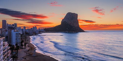 Panorama en zonsopkomst in Calpe, Spanje