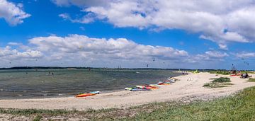 Viele Kitesurfer am sonnigen Stand von Laboe von MPfoto71