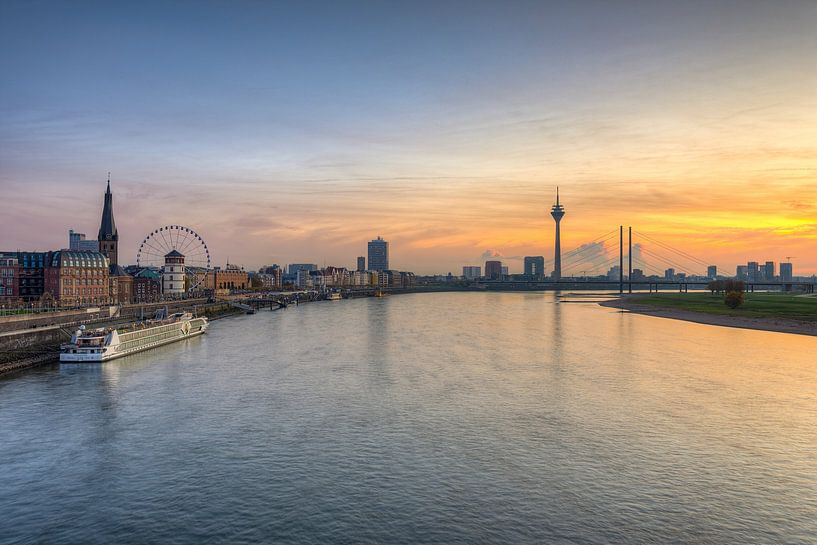 Die Skyline von Düsseldorf von Michael Valjak