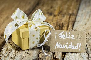 Cadeau de Noël avec tag texte espagnol, Feliz Navidad sur Alex Winter