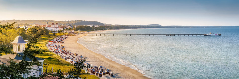 Plage sur l'île de Rügen à la station balnéaire de Binz par l'artiste ...