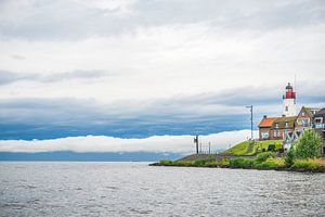Die ehemalige Insel Urk mit dem Leuchtturm am Ufer des IJsselmeer in Flevoland