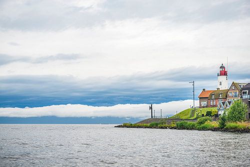 Het eiland Urk met de vuurtoren aan het IJsselmeer in Flevoland