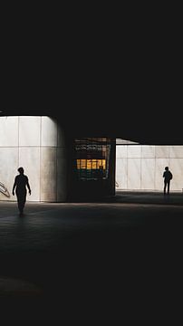 Deux silhouettes dans la gare d'Arnhem sur Studio Nieuwland
