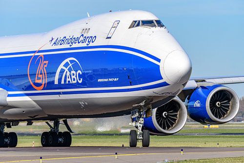 AirBridgeCargo Boeing 747-8 taxiet naar de Polderbaan.