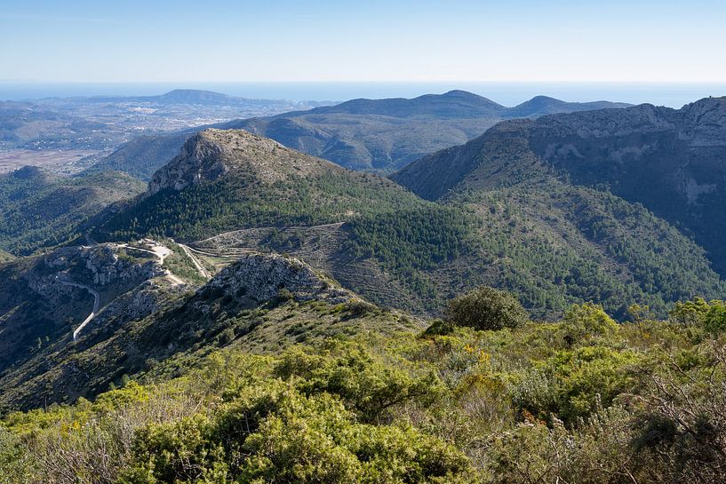 Paysage de montagne verdoyant sur la côte méditerranéenne par Adriana Mueller