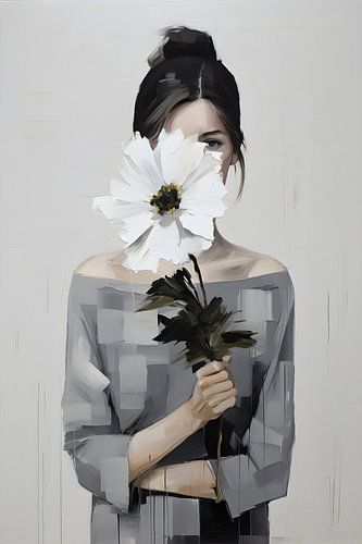 Femme timide derrière une fleur