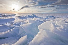 Sonnenuntergangslandschaft mit glühendem Hummockeis auf dem Baikal, blaues und rosa Eis bäumt sich a von Michael Semenov