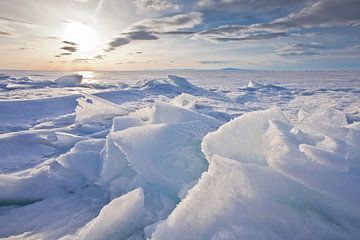 Sonnenuntergangslandschaft mit glühendem Hummockeis auf dem Baikal, blaues und rosa Eis bäumt sich a von Michael Semenov