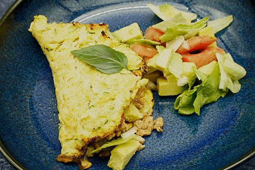 Gebakken en gevulde courgette tortilla's met kleine salade