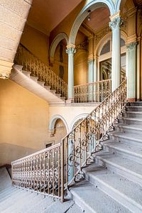 Schöne verlassene Treppe. von Roman Robroek – Fotos verlassener Gebäude