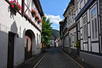 Straat met vakwerkhuizen in centrum Goslar Harz Duitslland