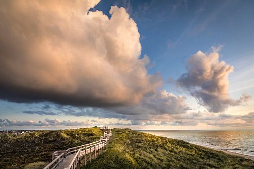 Stormwolken boven het westelijke strand bij Wenningstedt, Sylt van Christian Müringer