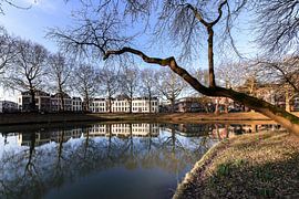 Spiegelungen des Catharijnsingel in der Stadsbuitengracht in Utrecht. von André Blom Fotografie Utrecht