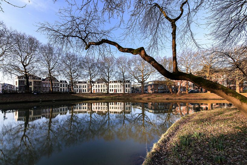 Reflecties van de Catharijnsingel in de Stadsbuitengracht in Utrecht. van André Blom Fotografie Utrecht