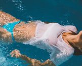 Mädchen im Bikini im Wasser von Colette der Kinderen Miniaturansicht