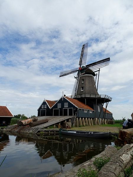 Die Mühle &quot;Rat&quot; in IJlst spiegelt die Gähn (Geeuw) von Tineke Laverman