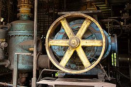 Machines in een verlaten fabriek van Col Fotooss