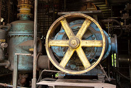 Maschinen in einer verlassenen Fabrik von Col Fotooss