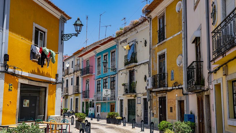 Kleurrijk straatje in Setúbal, Portugal van Jessica Lokker