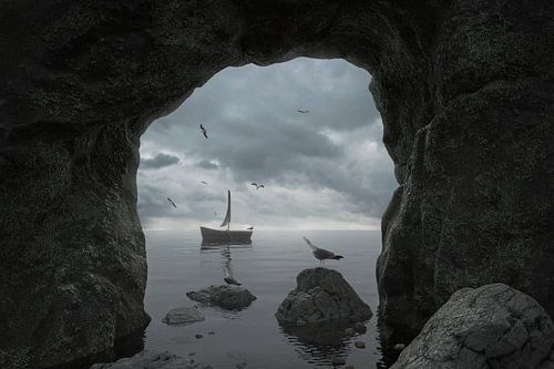 Rotsgrot met uitzicht op de zee met rondvliegende zeemeeuwen en een verlaten boot