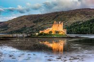 Eilean Donan Castle am Abend van Michael Valjak thumbnail