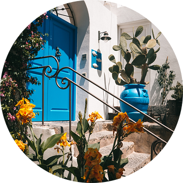 Blauwe voordeur omringd door planten in Sant'Angelo op het Italiaanse eiland Ischia van Michiel Dros