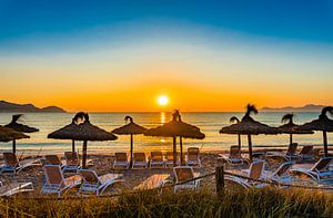 Mooie zonsondergang met oranje zon over horizon op strand aan zee van Alex Winter