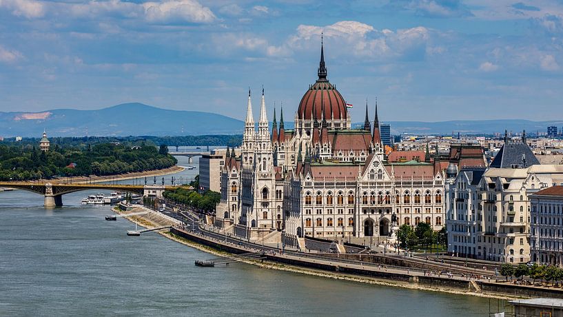 Das ungarische Parlament in Budapest an der Donau von Roland Brack