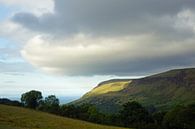 Wolken über Bergen in Nordirland. von Babetts Bildergalerie Miniaturansicht
