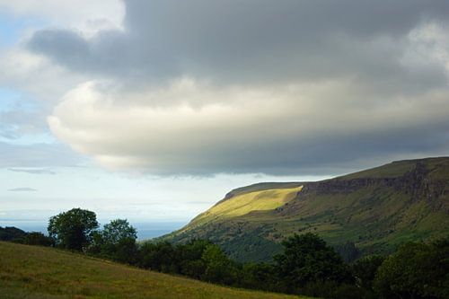 Wolken boven de bergen in Noord-Ierland.