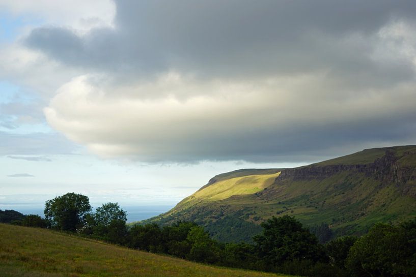 Wolken über Bergen in Nordirland. von Babetts Bildergalerie