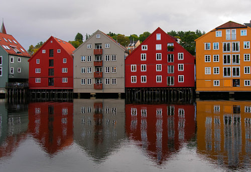 Bunte Häuser spiegeln sich im Wasser