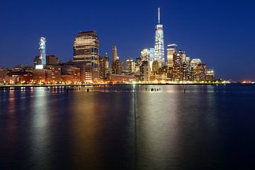Manhattan Skyline in de avond van Merijn van der Vliet