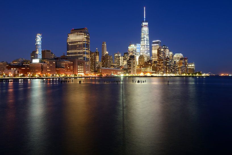 Die Skyline von Manhattan am Abend von Merijn van der Vliet