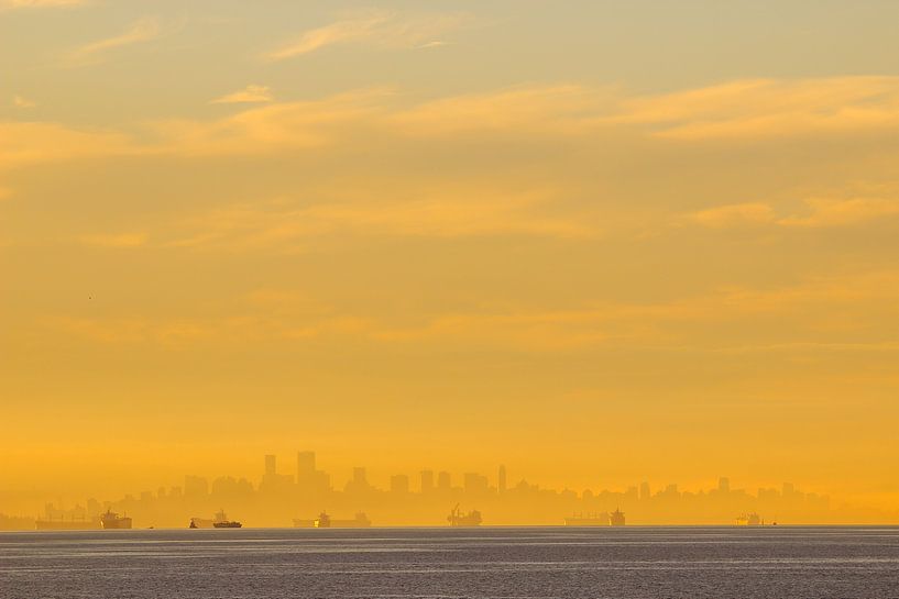 Zonsopkomst Vancouver skyline van Louise Poortvliet