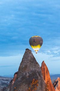 Heißluftballon und leuchtender Berg