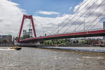 Het passeren van de Prins Willem-Alexanderbrug Rotterdam van Rick Van der Poorten