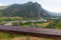 Cyclistes miniatures dans la vallée de la Durance (Hautes-Alpes, France)