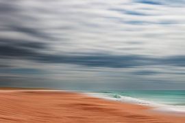 De branding van de Atlantische Oceaan onder een dramatische wolkenhemel van Dirk Wüstenhagen