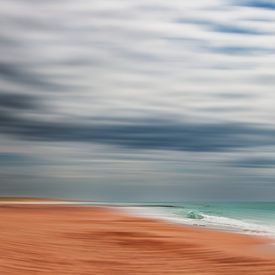 De branding van de Atlantische Oceaan onder een dramatische wolkenhemel van Dirk Wüstenhagen