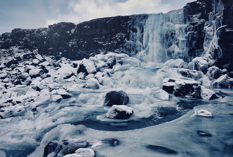 Gefrorener Wasserfall in Island von Anam Nàdar