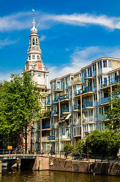 Façade d'une maison et église sur un canal dans le centre ville d'Amsterdam aux Pays-Bas sur Dieter Walther