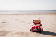 Fiat 500 tijdens het golden hour op het strand van Zandvoort aan Zee | Nederlandse strandfotografie van Evelien Lodewijks thumbnail