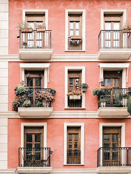 Roze vooraanzicht huis met balkons // Valencia, Spanje // Reis- en Straatfotografie