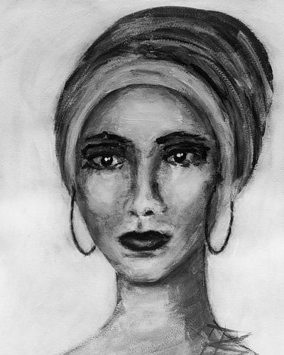 Portrait de femme avec foulard abstrait en noir et blanc